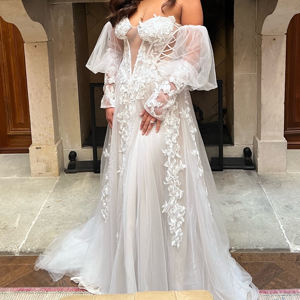 Elegant White Lace Off-Shoulder Wedding Gown